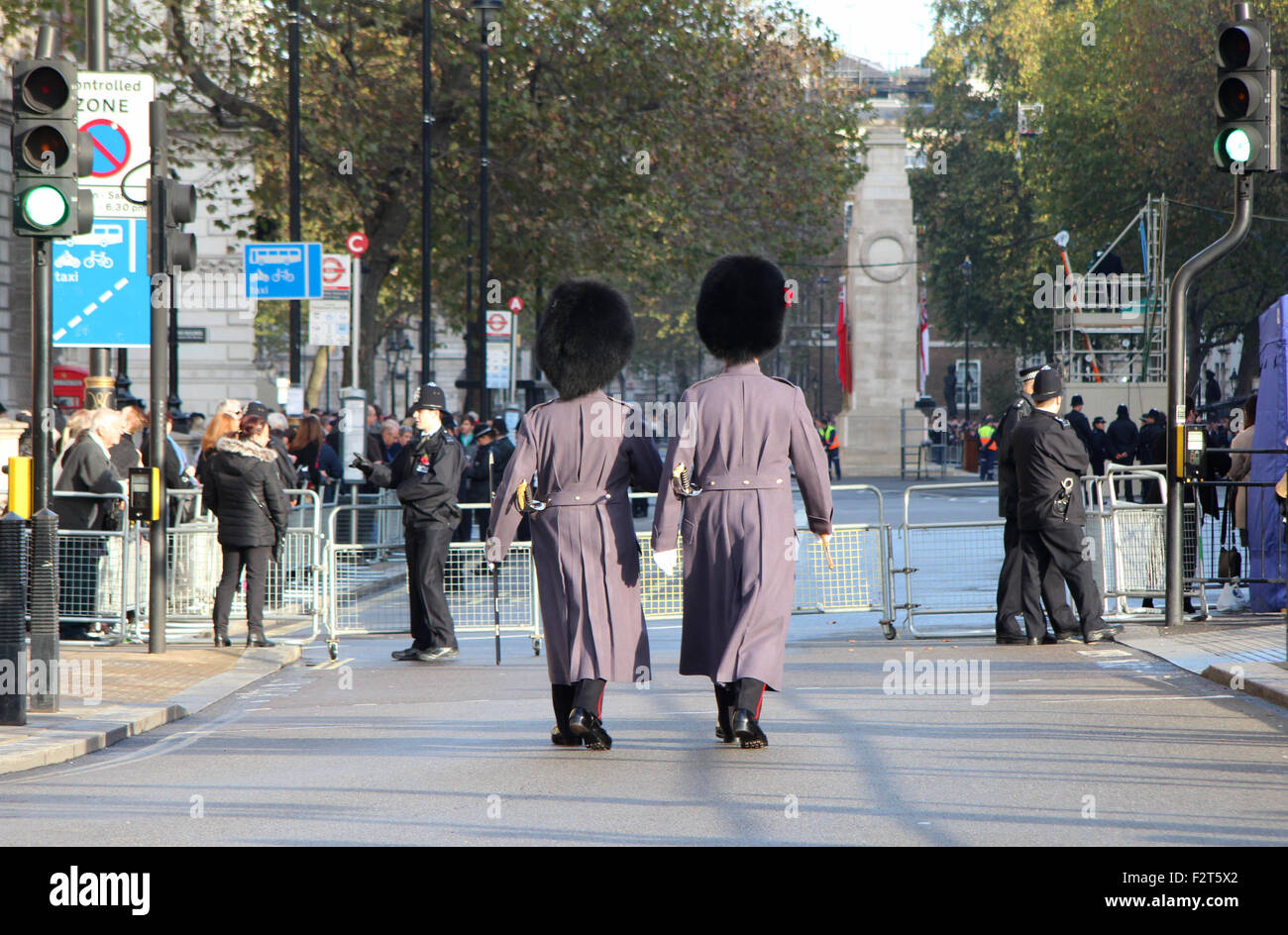 Zwei britische Armee Gardisten zu Fuß in Richtung der Cenotaph, Whitehall, London, vor dem Gottesdienst Gedenken 2014. Stockfoto