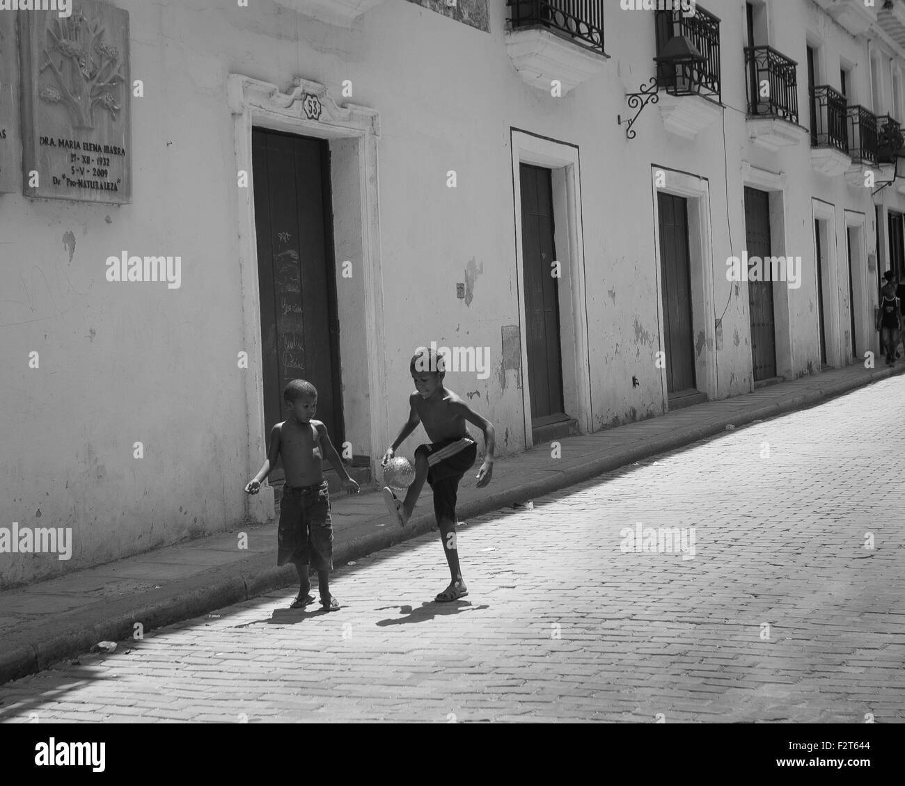 Kubanischen Jungs spielen Fußball in der Straße, Havanna, Kuba Stockfoto