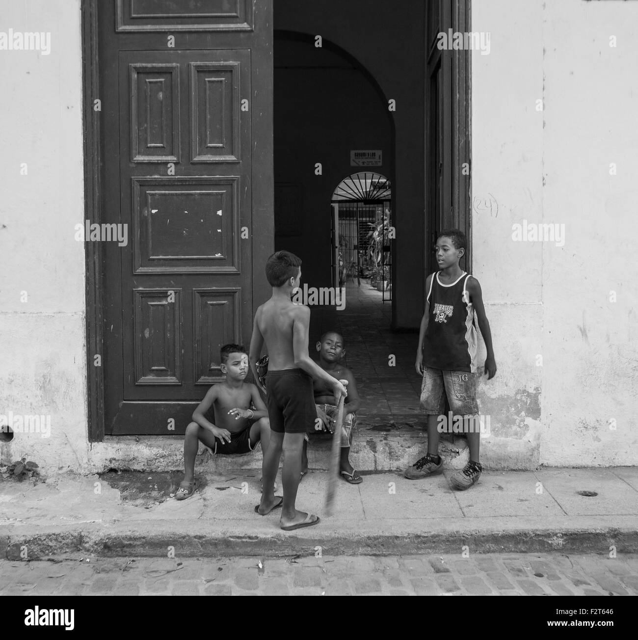 Jungs in Straßen von Havanna, Kuba Stockfoto