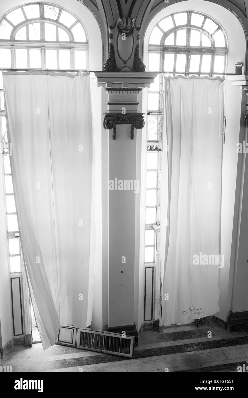 Fenster und Vorhänge, Havanna-Kuba Stockfoto