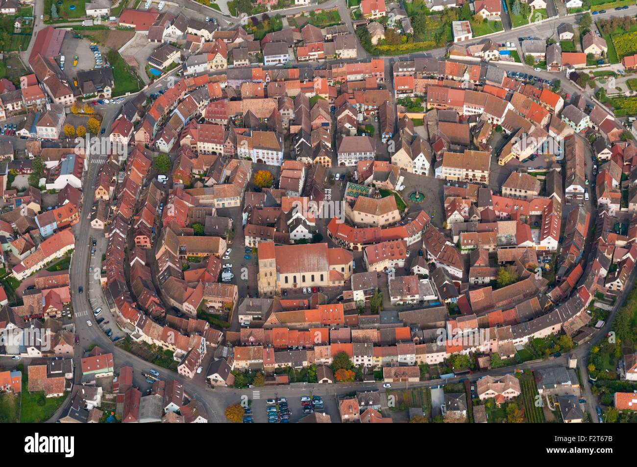 Frankreich, Haut Rhin (68), Dorf Eguisheim, klassifiziert schönstes französisches Dorf (Luftaufnahme) Stockfoto