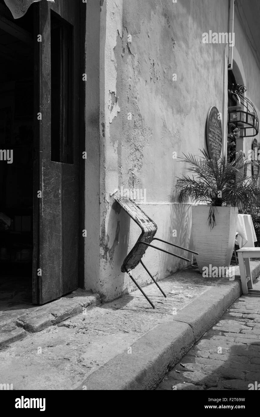 Stuhl im Straßencafé Stockfoto