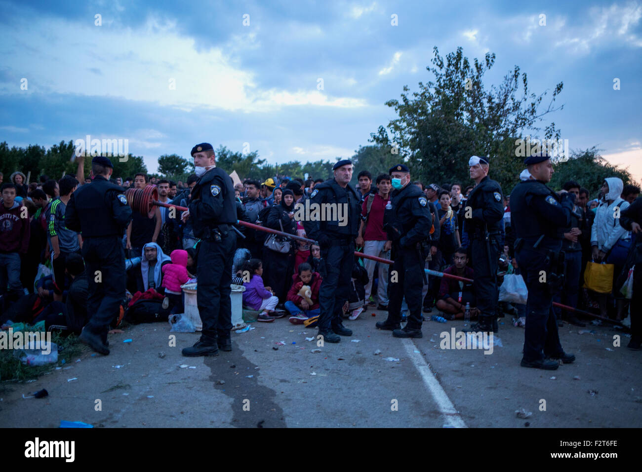 Polizei und Flüchtlinge durch den Grenzübergang zwischen Serbien und Kroatien. Die Stadt Bapska hatte eine Welle von Flüchtlingen kommen dabei eine bereits überfordert-Infrastruktur zu belasten. Bapska-Grenzübergang zwischen Serbien und Kroatien. Kredit-23. September 2015: Rey T. Byhre/Alamy Live-Nachrichten Stockfoto