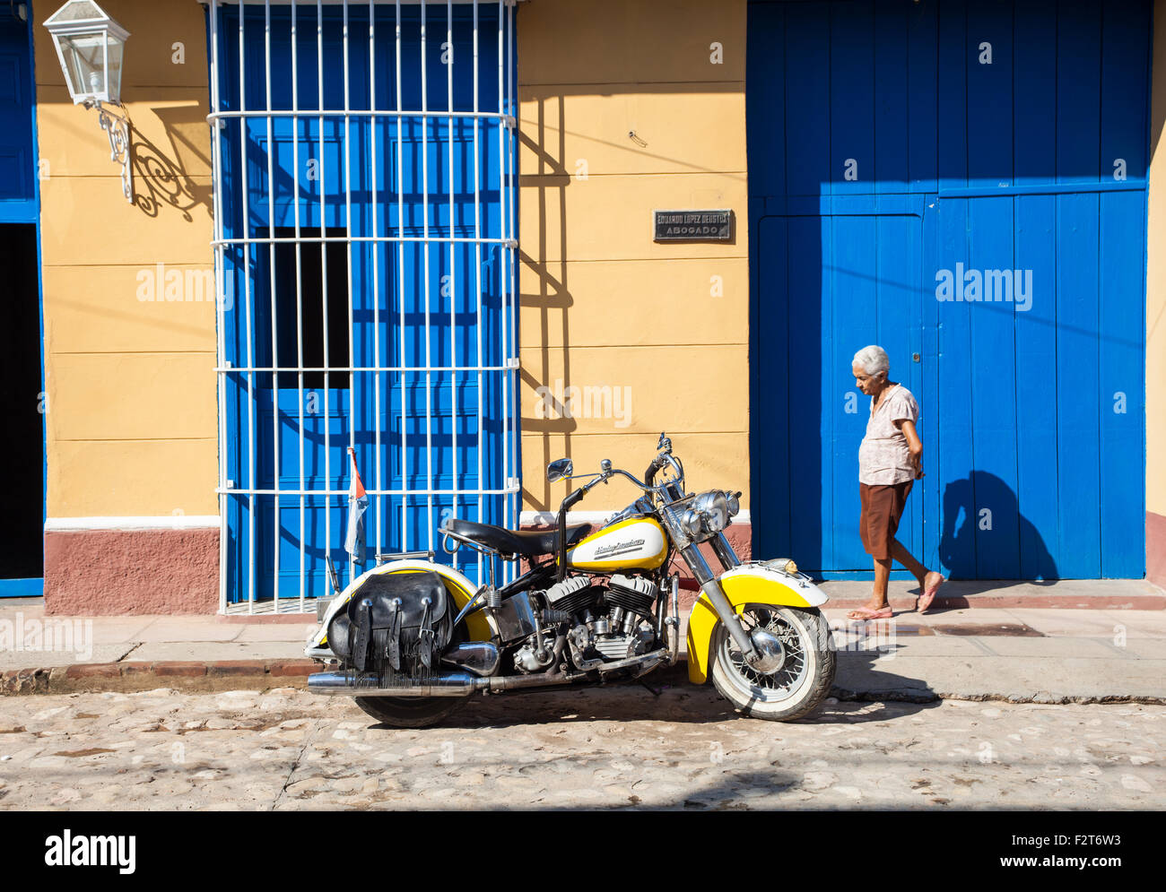 Motorrad und ältere Frau, Trinidad Kuba Stockfoto