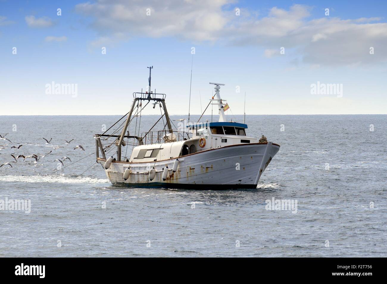 Trawler Fischerboot in offenen Gewässern Stockfoto