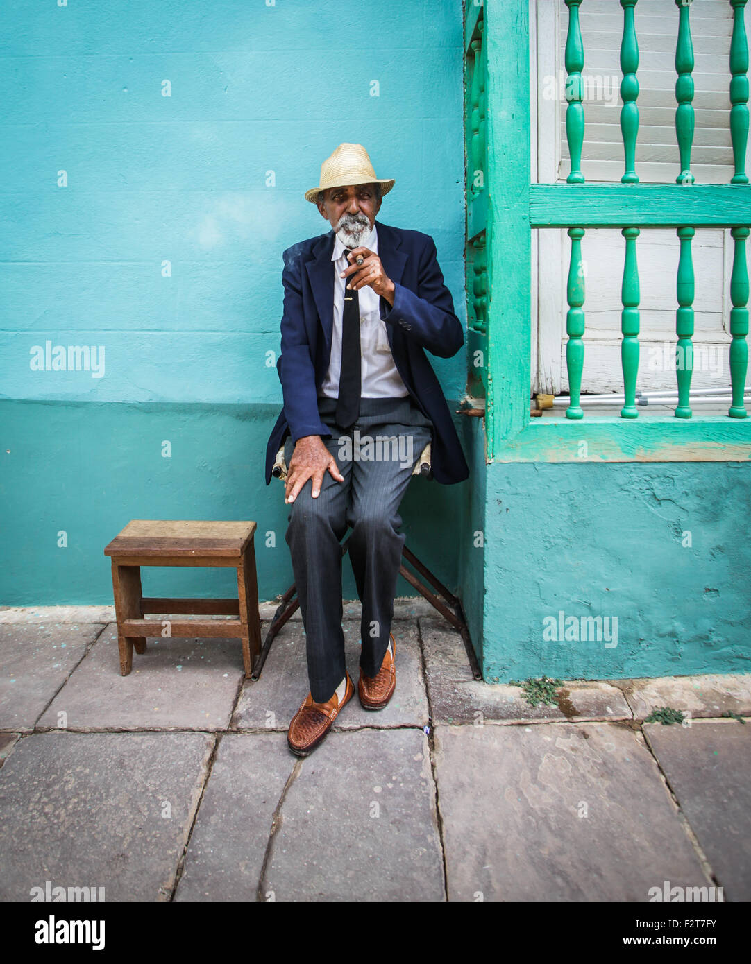 Kubanische Mann Rauchen Zigarre Stockfoto