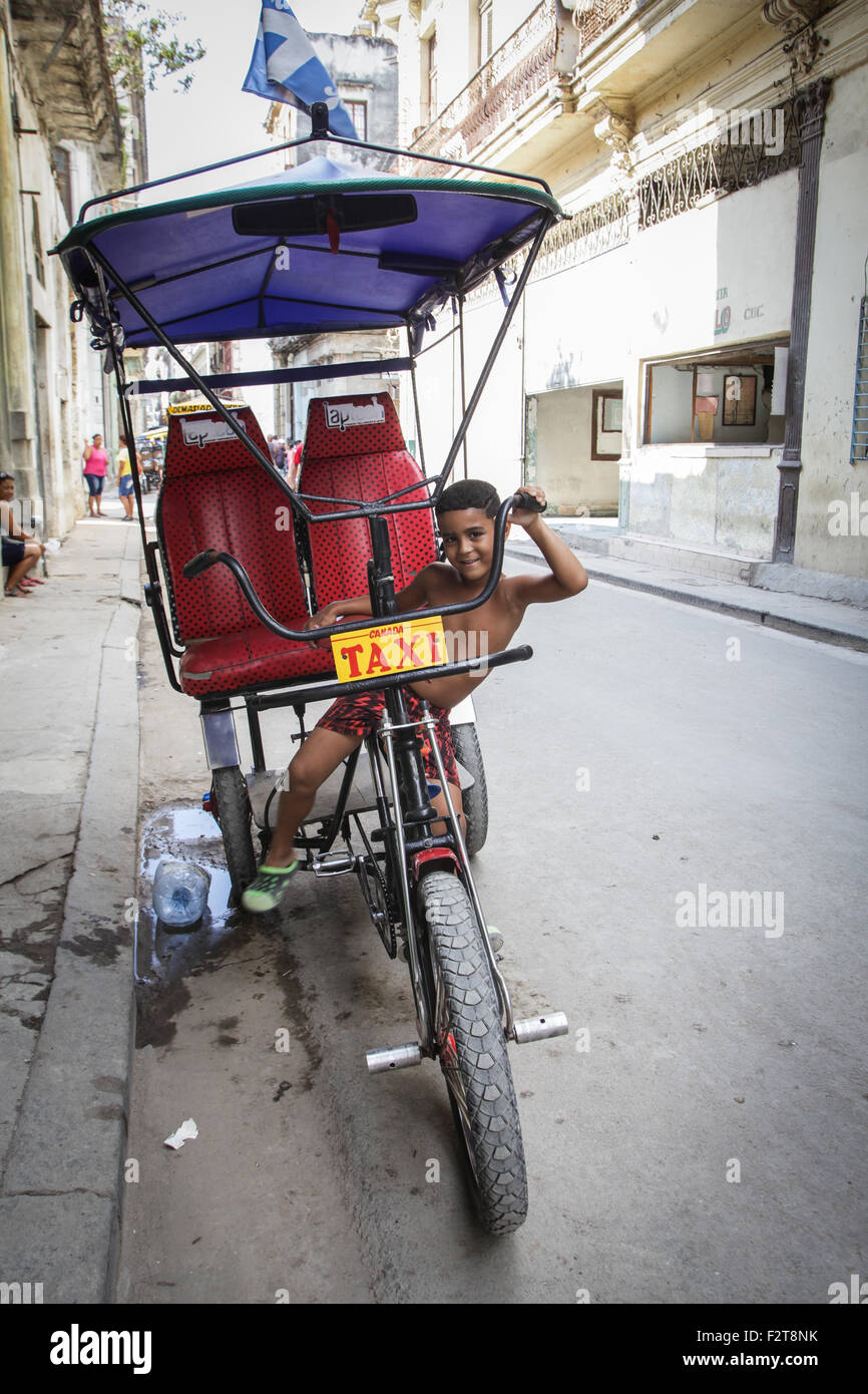 Havanna, Kuba, jungen Fahrrad Taxifahrer Stockfoto