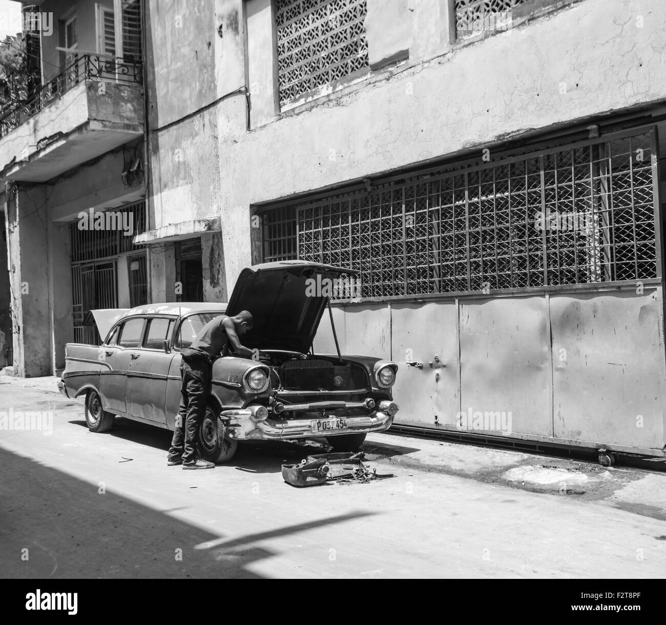 Jungen Auto-Mechaniker, Kuba Stockfoto