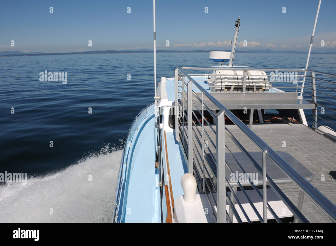 An Bord eines Bootes Beschleunigung Stockfoto