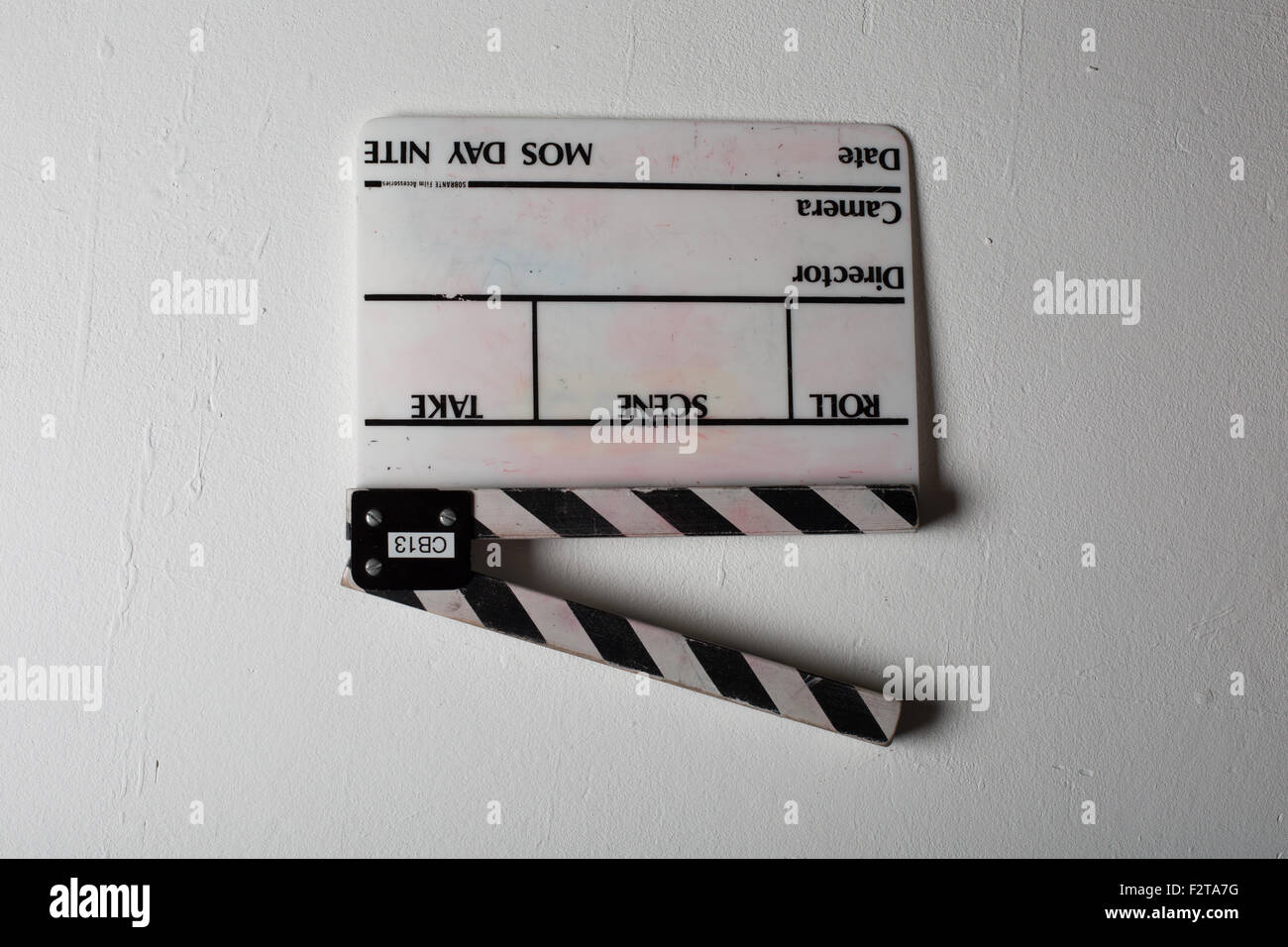 Nahaufnahme Schuss von einem Filmklappe auf weißem Hintergrund Stockfoto