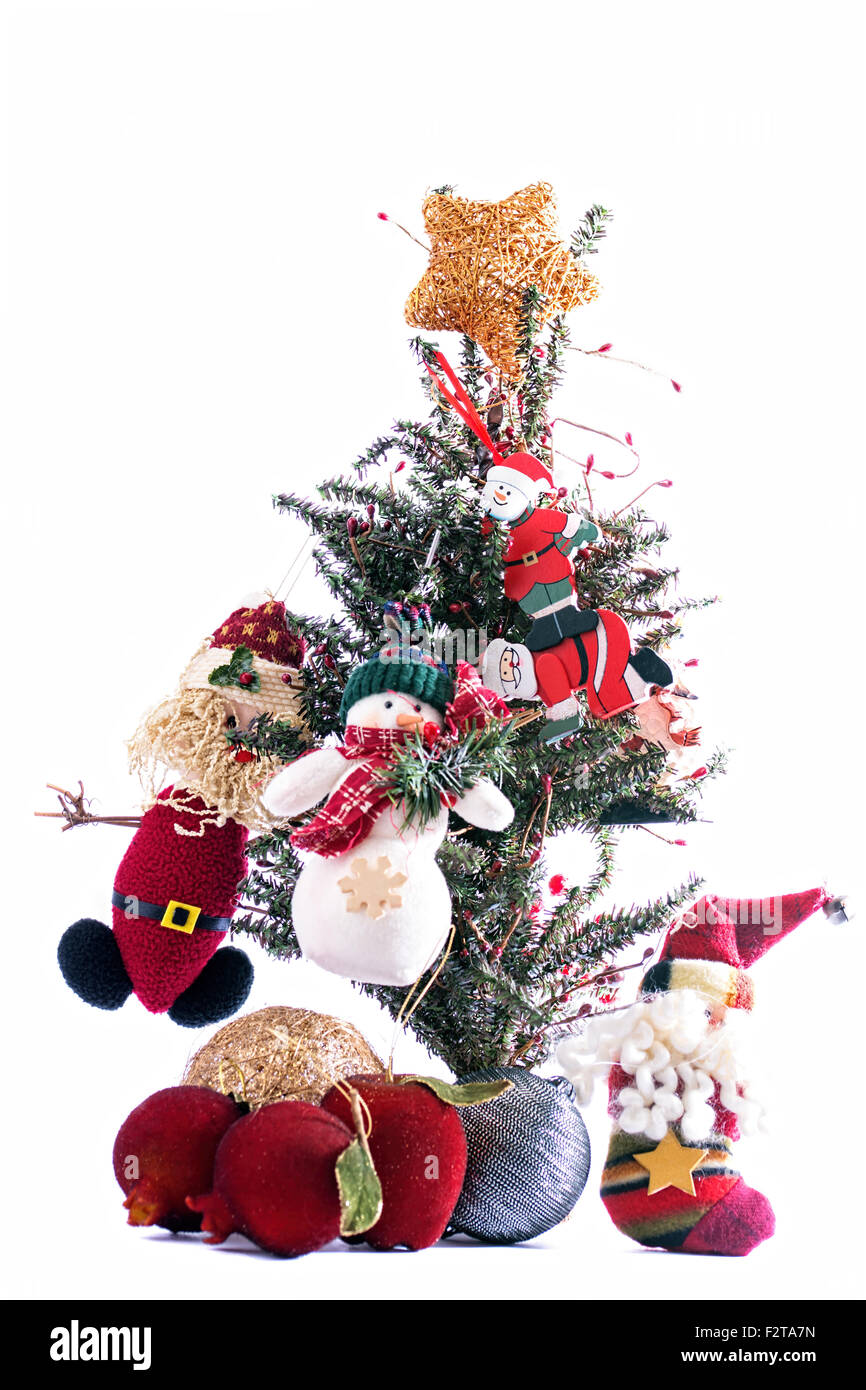 Weihnachtsbaum mit Weihnachtsmann Puppen auf weißem Hintergrund Stockfoto