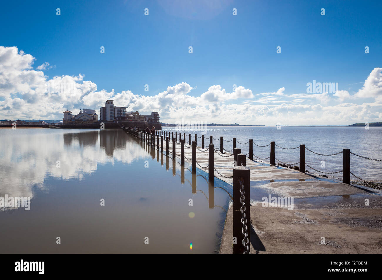Blick entlang der Marine See-Damm nach Knightstone Insel, Weston-super-Mare, Somerset, Großbritannien Stockfoto Blick entlang der Marine See-Damm nach Knightstone Insel, Weston-super-Mare, Somerset, Großbritannien Stockfoto