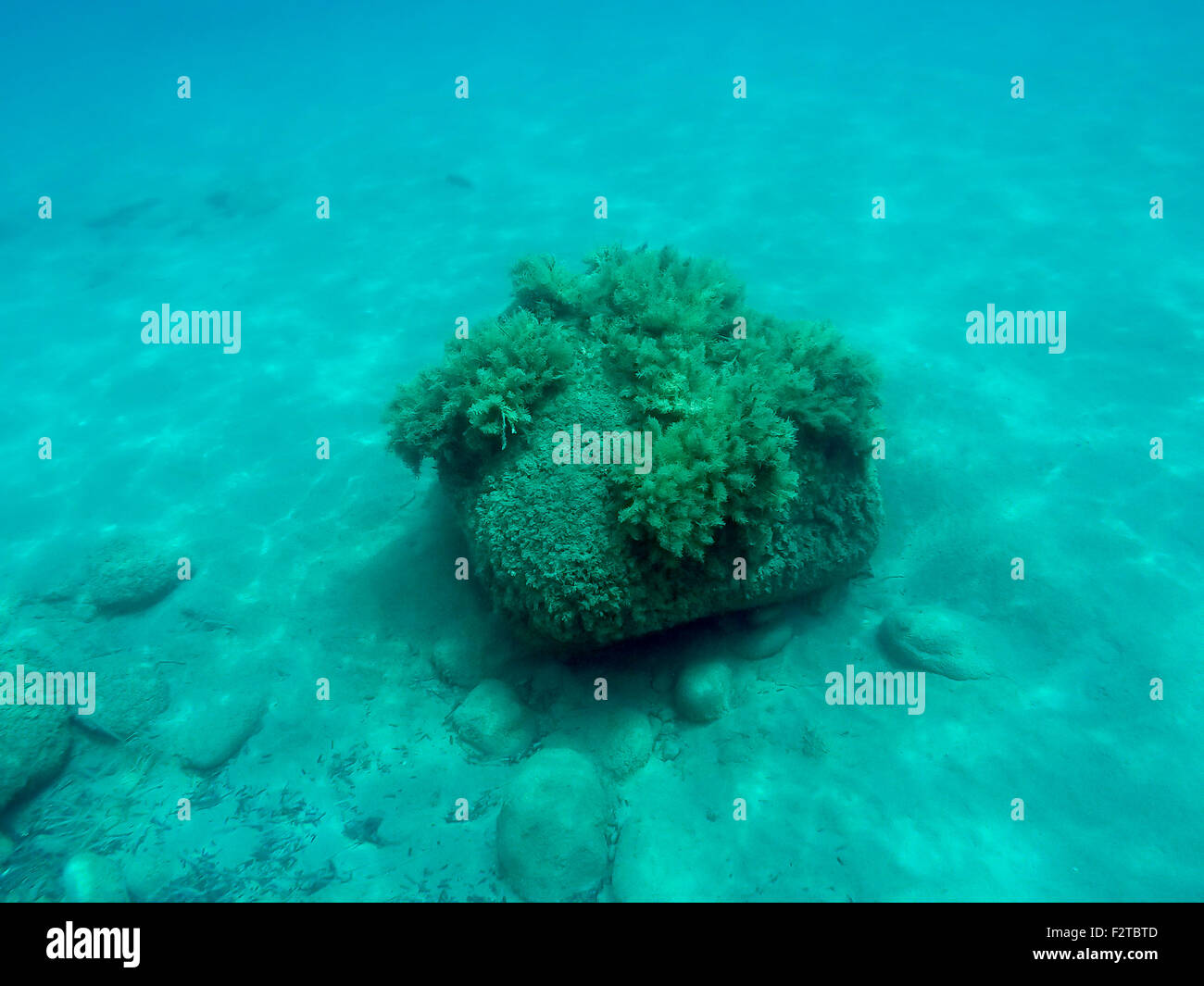 Unter Wasser Schuss von großen Felsen Stockfoto