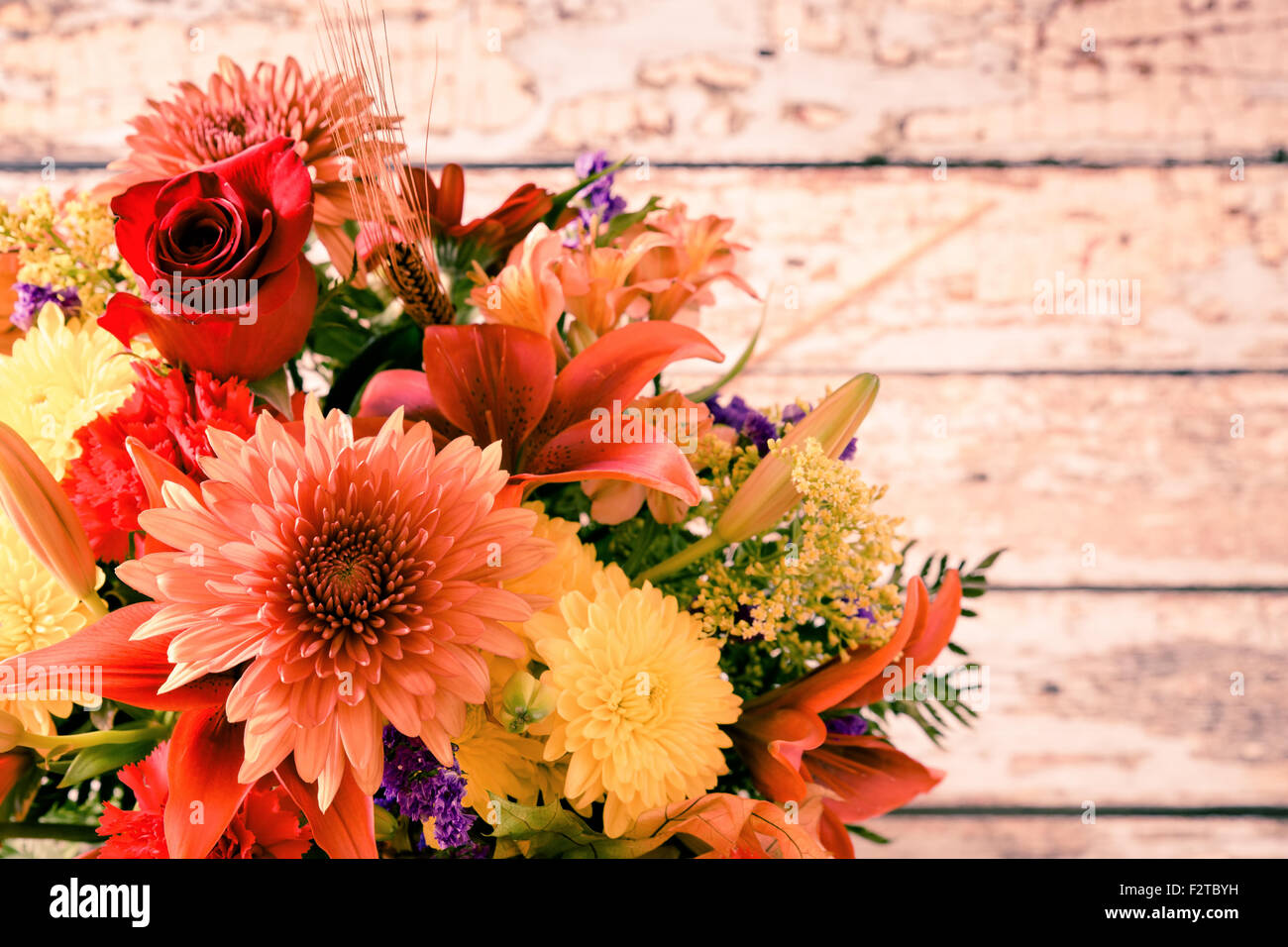 Schönen Herbst blumeblumenstrauß Holz Hintergrund mit Platz für Kopie Stockfoto