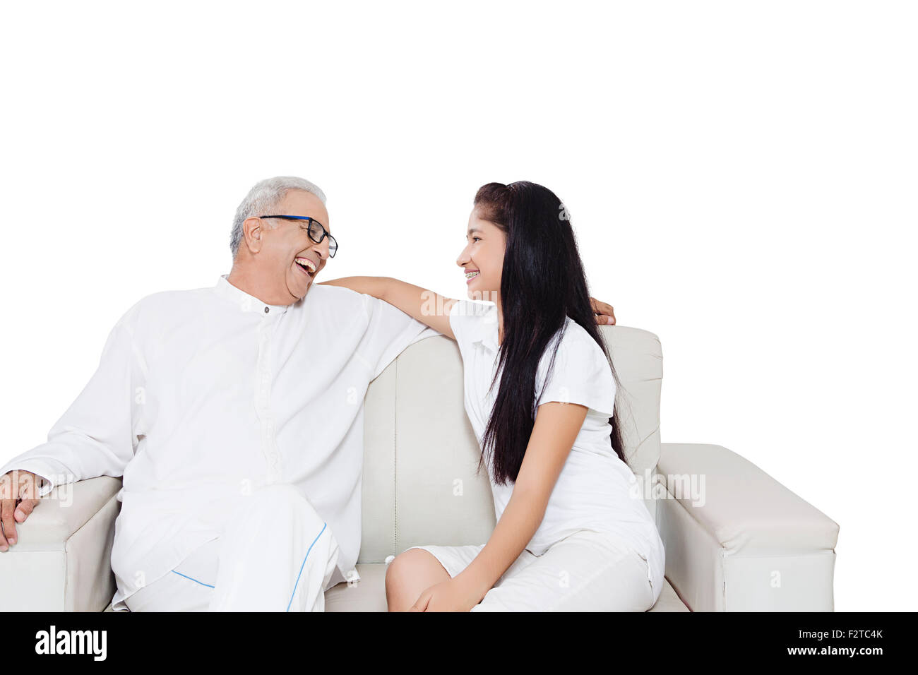 2 indische Großvater und Enkelin Sofa sitzen Stockfoto