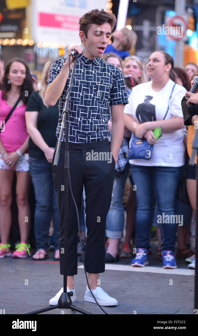 Nathan Sykes Videoaufnahme mit Times Square: Nathan Sykes Where: New York City, New York, USA bei: 23. Juli 2015 Stockfoto