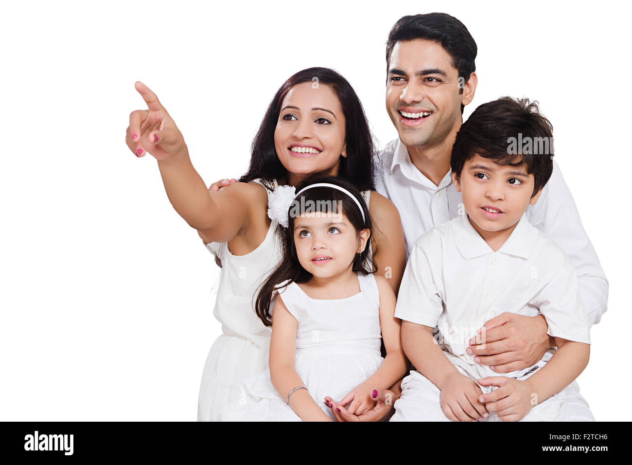 4 indische Eltern und Kinder Finger darauf zeigen Stockfoto