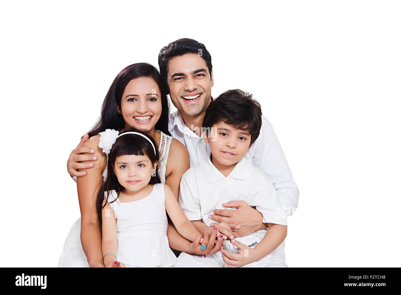 4 indische Eltern und Kinder sitzen genießen Stockfoto