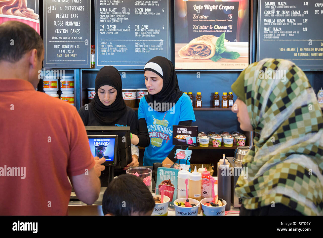 Dearborn, Michigan - Arbeiter an der Yogurtopia frozen Joghurt Franchise in einer arabisch-amerikanische Nachbarschaft. Stockfoto