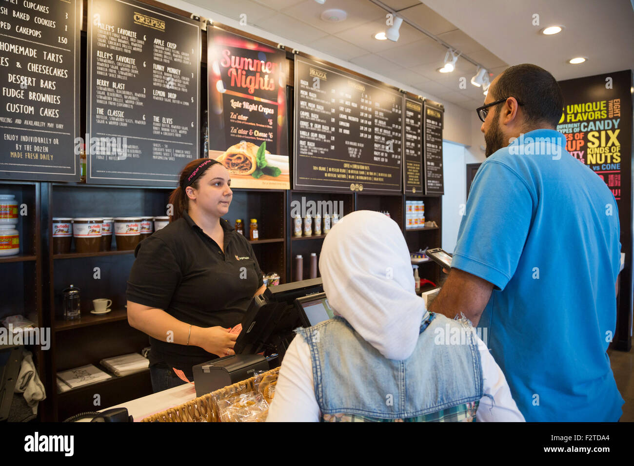 Dearborn, Michigan - ein Arbeiter in der Yogurtopia frozen Joghurt Franchise in einer arabisch-amerikanische Nachbarschaft. Stockfoto
