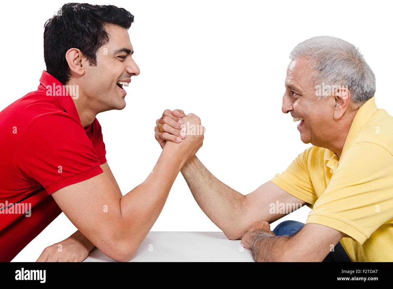 2 indische Vater und Sohn Armdrücken Stockfoto