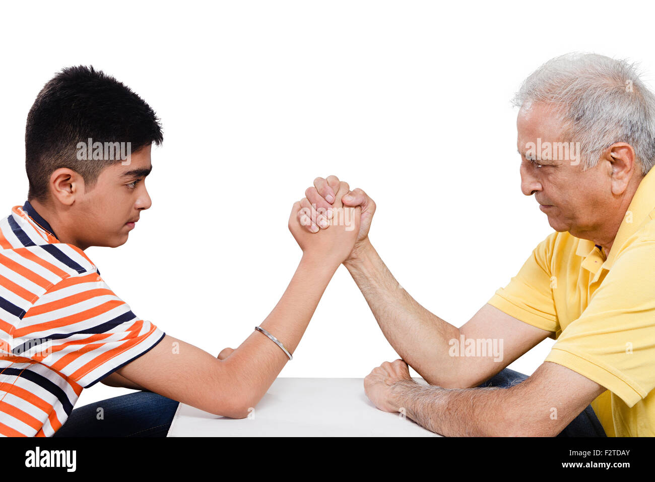 2 indische Großvater und Enkel Armdrücken Stockfoto