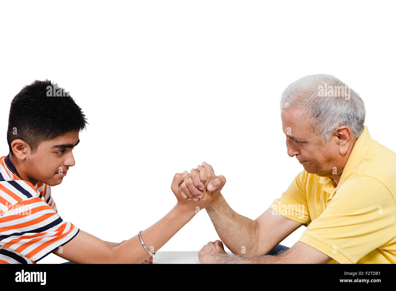 2 indische Großvater und Enkel Armdrücken Stockfoto
