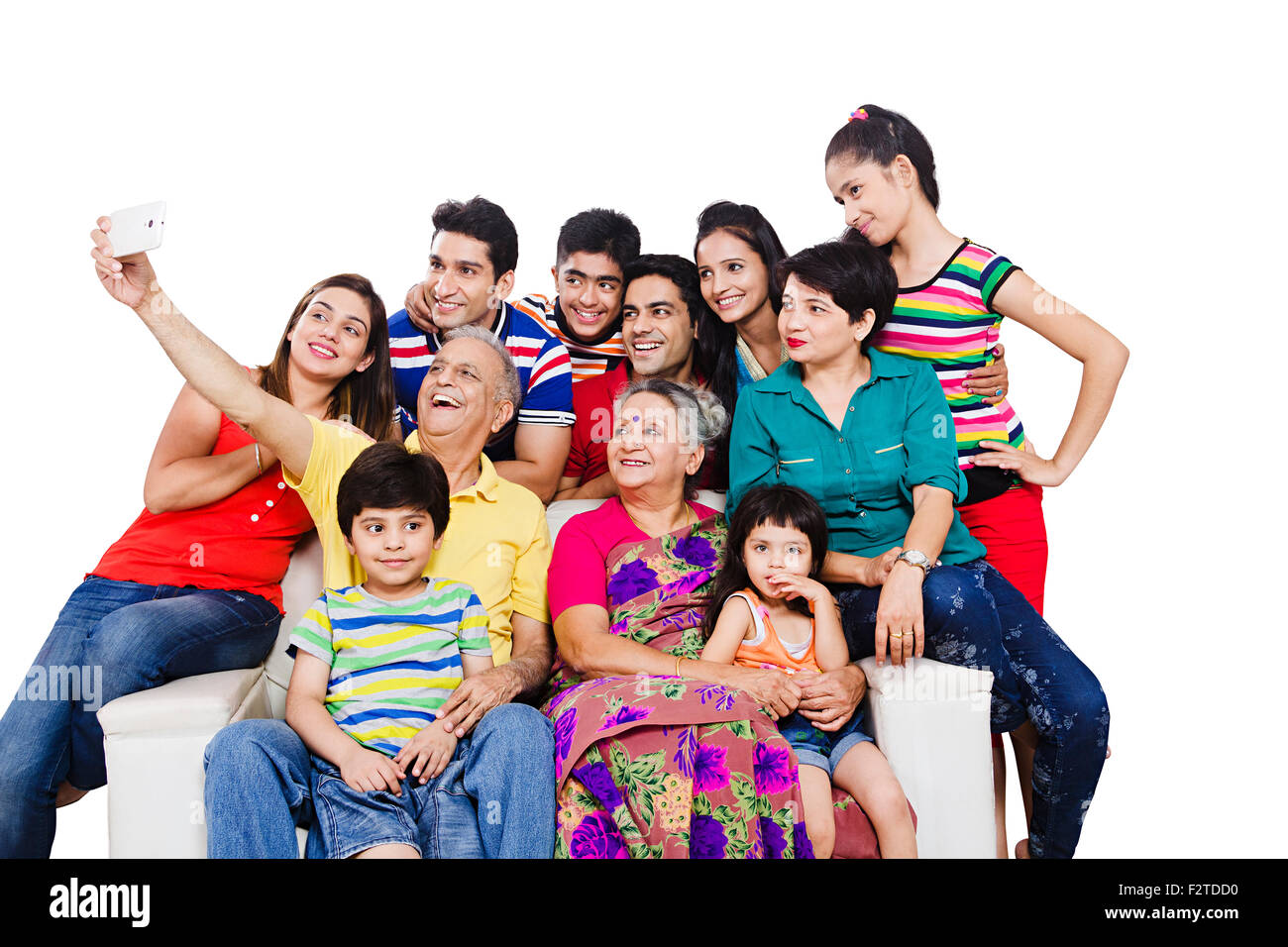 indische Gruppe gemeinsame Familie sitzen Sofa Handy Bild Selbstporträt Stockfoto