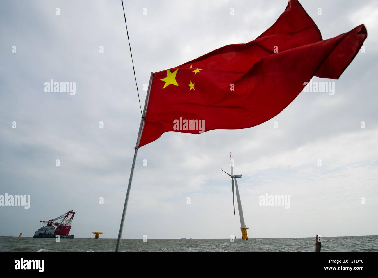 (150924)--NANTONG, 24. September 2015 (Xinhua)--Foto am 22. September 2015 zeigt einen installierten Windenergieanlagen der Rudong Offshore-Windkraft-Projekt der China General Nuclear Power Corporation (CGN) in Rudong County Nantong Stadt, der ostchinesischen Provinz Jiangsu. Das Rudong-Offshore-Windkraft-Projekt, das um 25-35 Kilometer Offshore-Yangkou Hafen befindet, umfasst 38 4MW Turbinen mit einer Gesamtkapazität von 152 MW. Es ist der erste Windpark, die Offshore-Windkraftanlagen erfordern in Bereichen von mindestens 10 km Offshore- und in Wassertiefen von mindestens 10 Metern installiert werden. Der Windpark Stockfoto