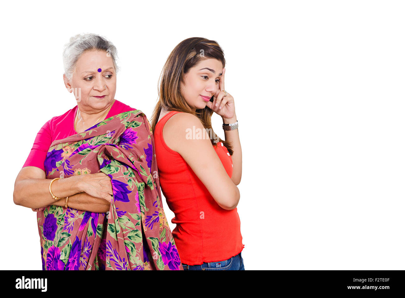 2 indische Mutter und Dayghter Rücken an Rücken stehend Ablehnung Stockfoto