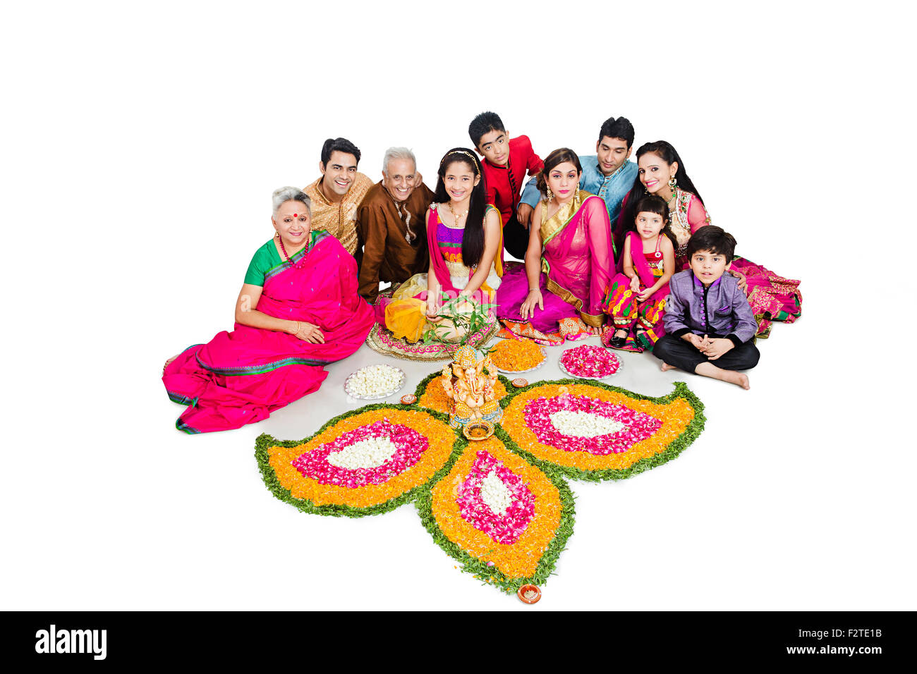 indische gemeinsame Familie Diwali Festival Rangoli Stockfoto