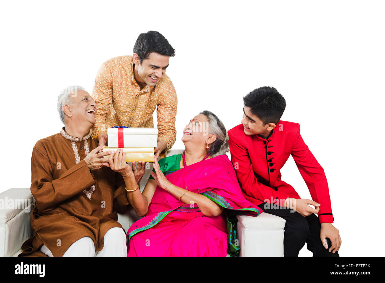 4 indische Enkel Eltern und Sohn Diwali Festival Geschenk geben Stockfoto