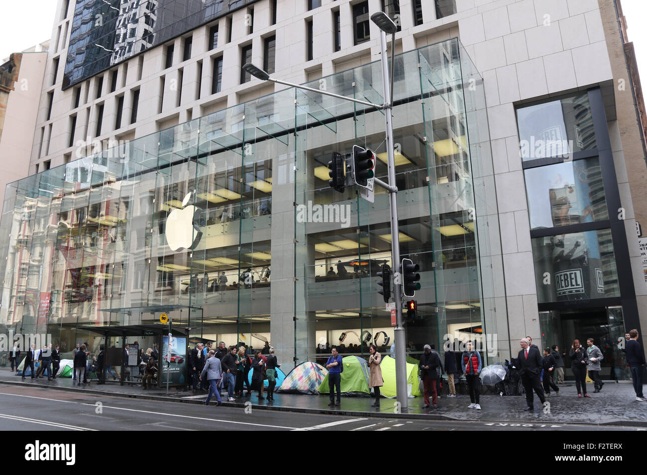 Sydney, Australien. 24. September 2015. Gibt es eine lange Schlange für das iPhone 6 s außerhalb der Sydney Apple Store, einen Tag vor ihrer Veröffentlichung. Trotz schlechten Wetters haben viele Leute Zelten außerhalb der Apple Flagshipstore auf der George Street errichtet. Bildnachweis: Richard Milnes/Alamy Live-Nachrichten Stockfoto