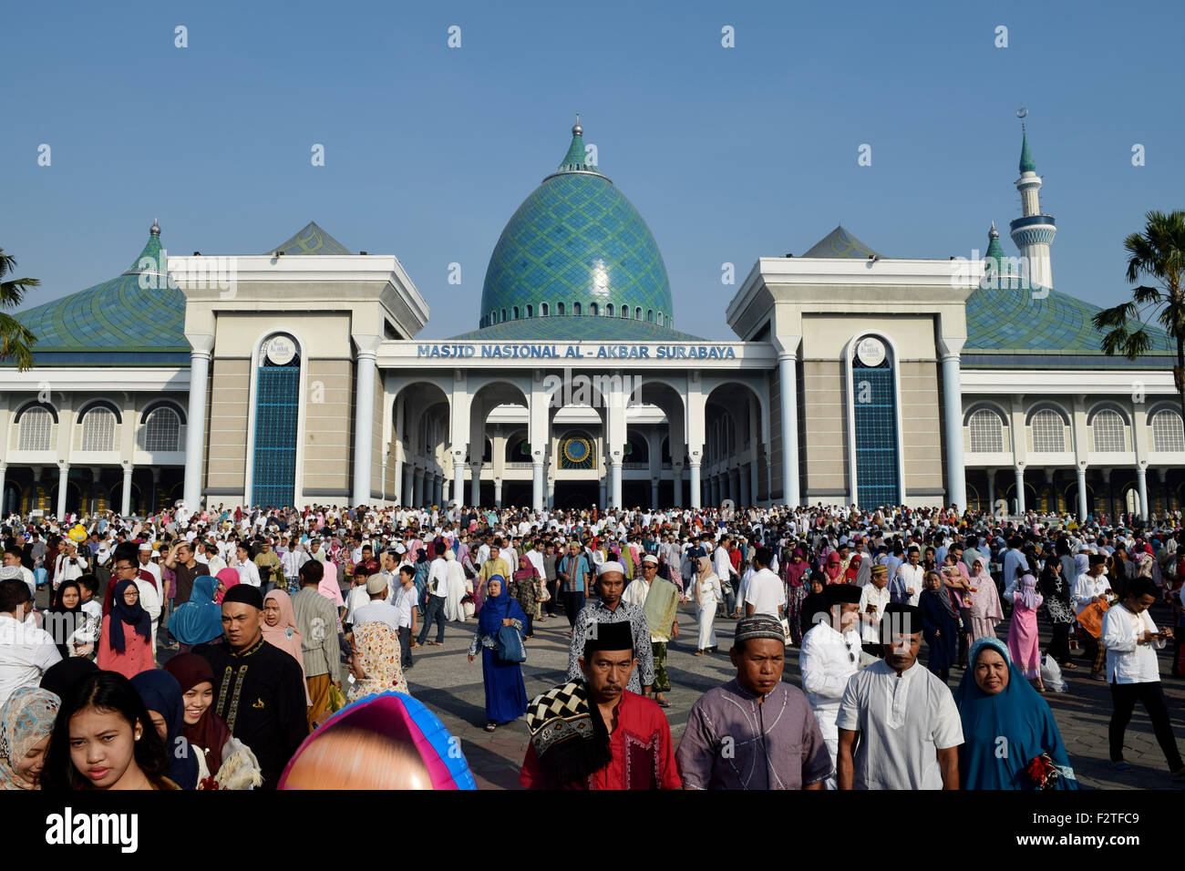 Surabaya, Indonesien - 24. September 2015: Indonesische Muslime in Surabaya Al-Akbar Moschee, die größte Moschee in Indonesien, verlässt nach dem Gebet Eid al-Adha in Surabaya, Ost-Java, Indonesien am 24. September 2015. Indonesien, das Land mit der größten muslimischen Bevölkerung der Welt, feiern Eid al-Adha durch beten und Schlachtung Kuh oder Ziege The Prophet Ibrahim Bereitschaft zum Gedenken an seinen Sohn geopfert, um eine Nachfrage von Allah Kredit erfüllen: Dodo Hawe/Alamy Live-Nachrichten Stockfoto