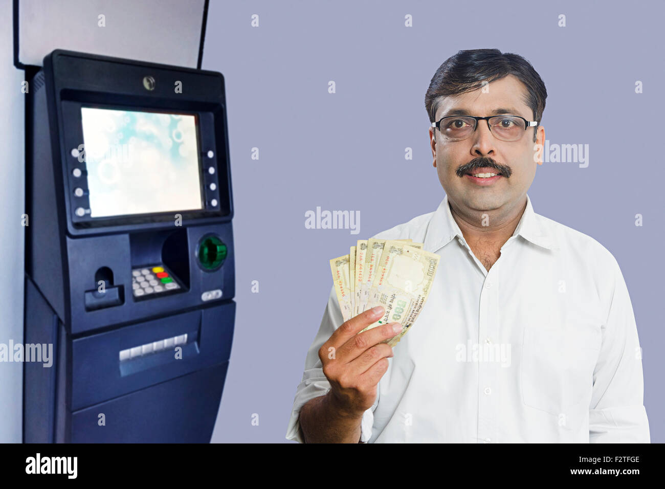 1 indische erwachsenen Mann ATM Maschine Geld zeigen Stockfoto