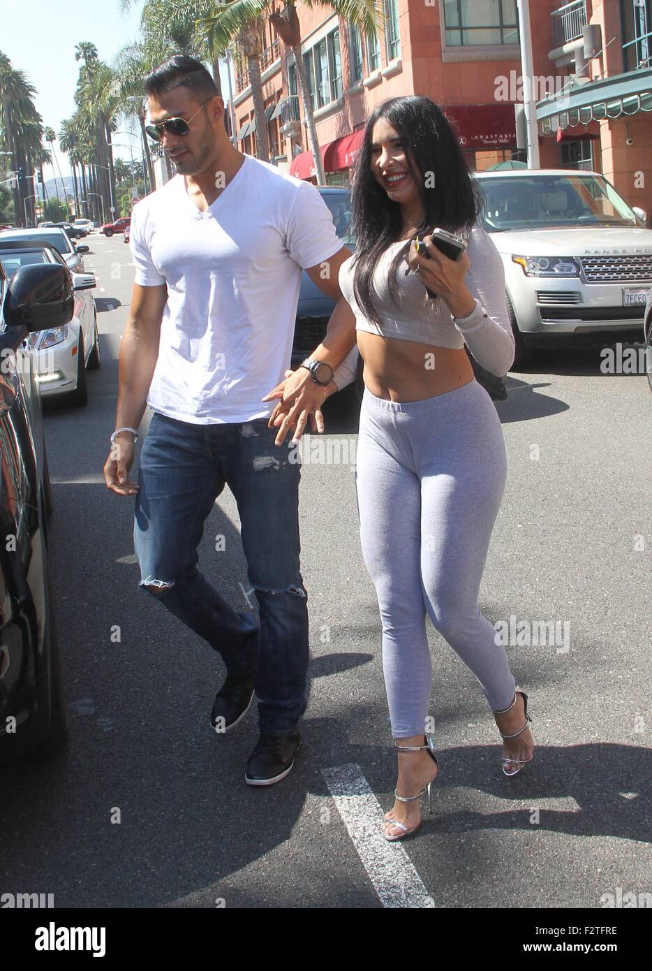 Model und Sängerin Mayra Veronica geht shoppen in Beverly Hills mit