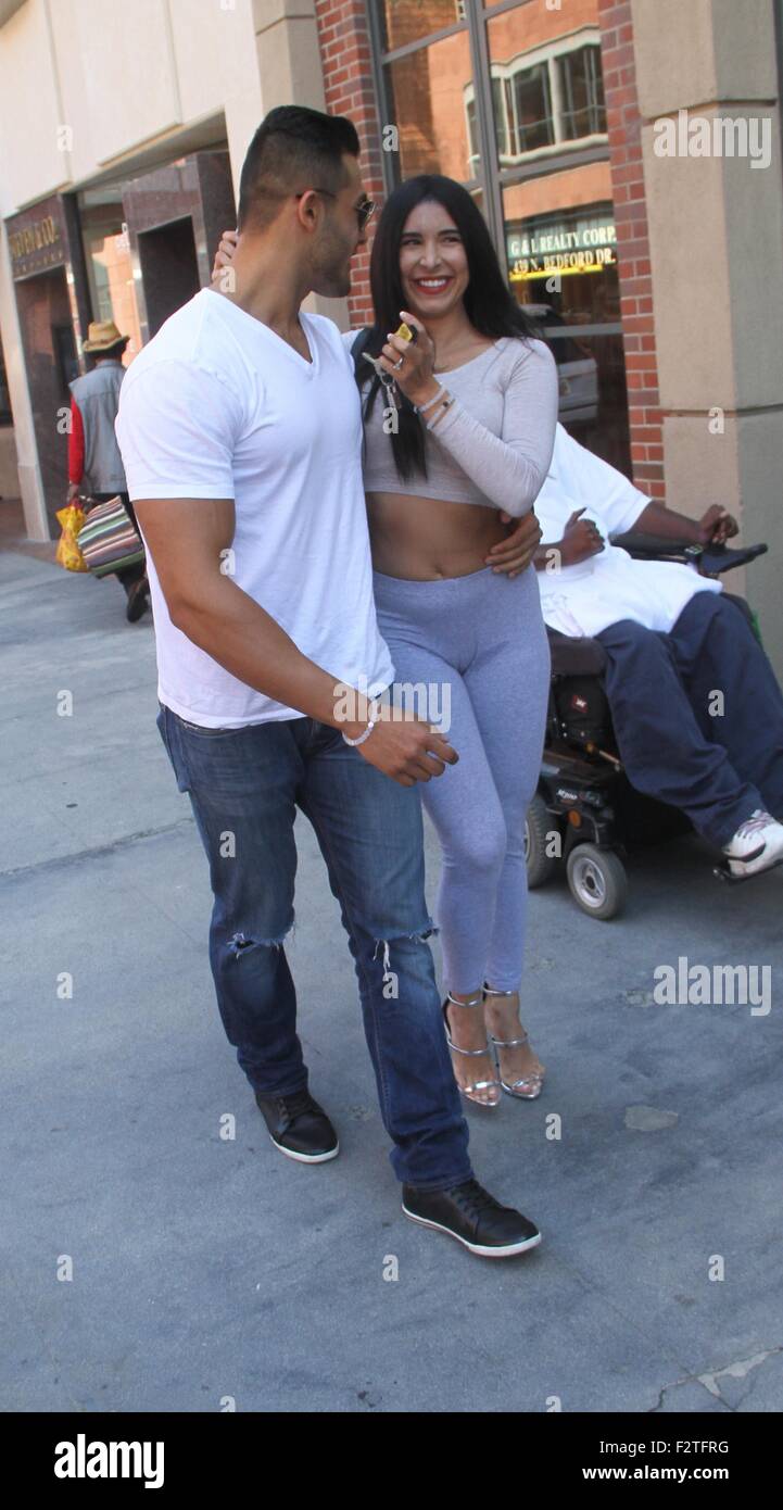 Model und Sängerin Mayra Veronica geht shoppen in Beverly Hills mit