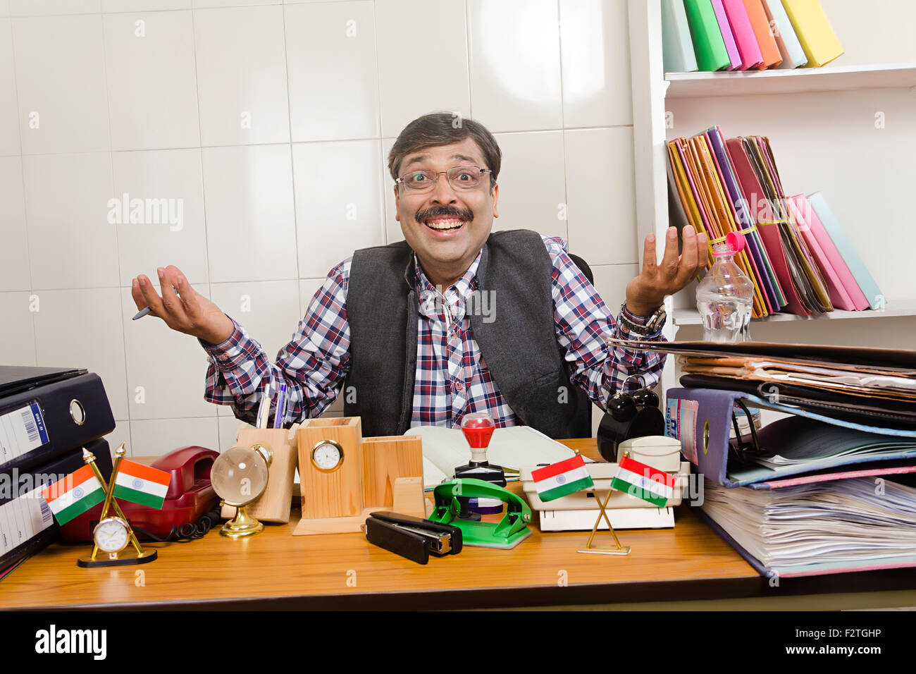 1 indischer Mann Regierungsmitarbeiter Büro arbeiten Stockfoto