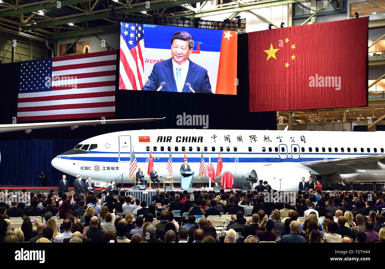 Seattle, USA. 23. Sep, 2015. Chinesischen Staatspräsidenten Xi Jinping spricht eine Begrüßung durch Boeing Company während seines Besuchs in der Boeing Company kommerziellen Flugzeug-Fabrik in Everett Washington State, USA, 23. September 2015 statt. Bildnachweis: Li Tao/Xinhua/Alamy Live-Nachrichten Stockfoto