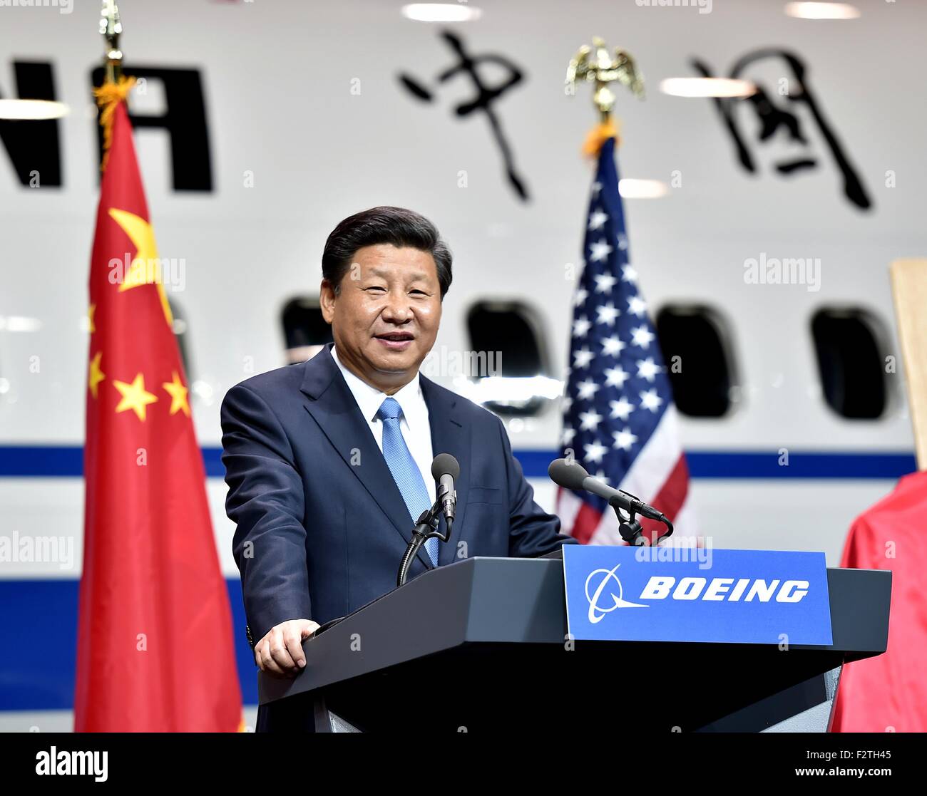 Seattle, USA. 23. Sep, 2015. Chinesischen Staatspräsidenten Xi Jinping spricht eine Begrüßung durch Boeing Company während seines Besuchs in der Boeing Company kommerziellen Flugzeug-Fabrik in Everett Washington State, USA, 23. September 2015 statt. Bildnachweis: Li Tao/Xinhua/Alamy Live-Nachrichten Stockfoto