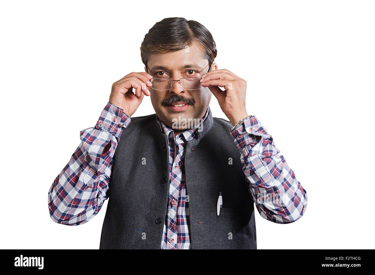 1 indischer Mann Regierung Mitarbeiter Brille guckend Stockfoto