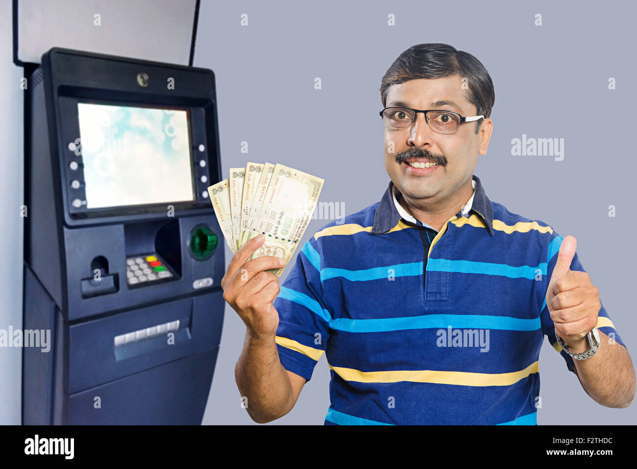 1 indische erwachsenen Mann ATM Maschine Geld zeigen Stockfoto