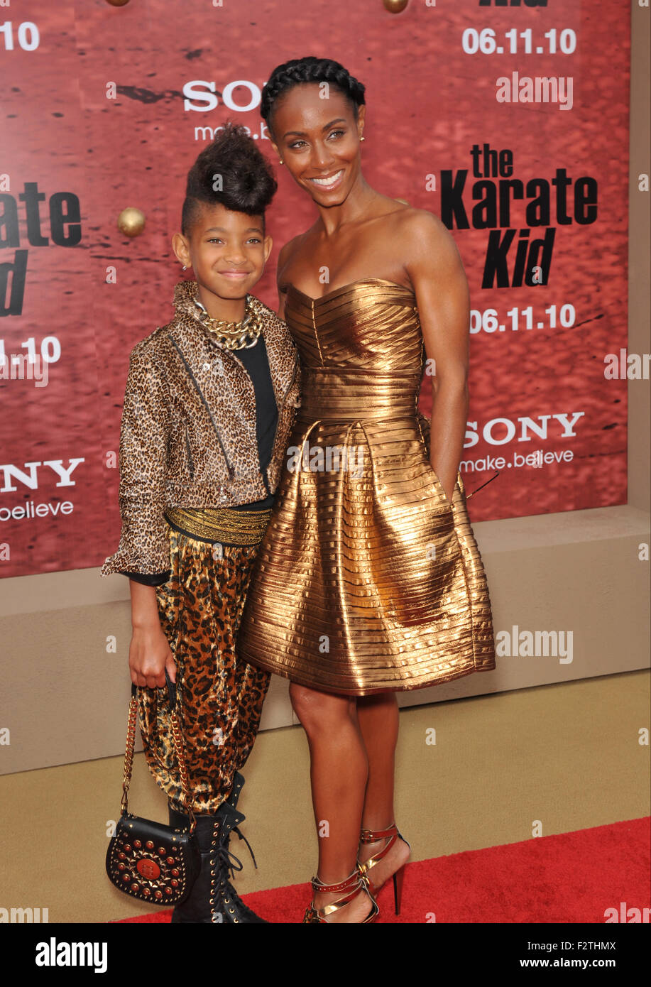 LOS ANGELES, CA - 6. Juni 2010: Jada Pinkett Smith & Tochter Willow Smith bei der Los Angeles Premiere von ihrem Sohn Jaden neuen Film "The Karate Kid" am Mann Village Theatre in Westwood. Stockfoto