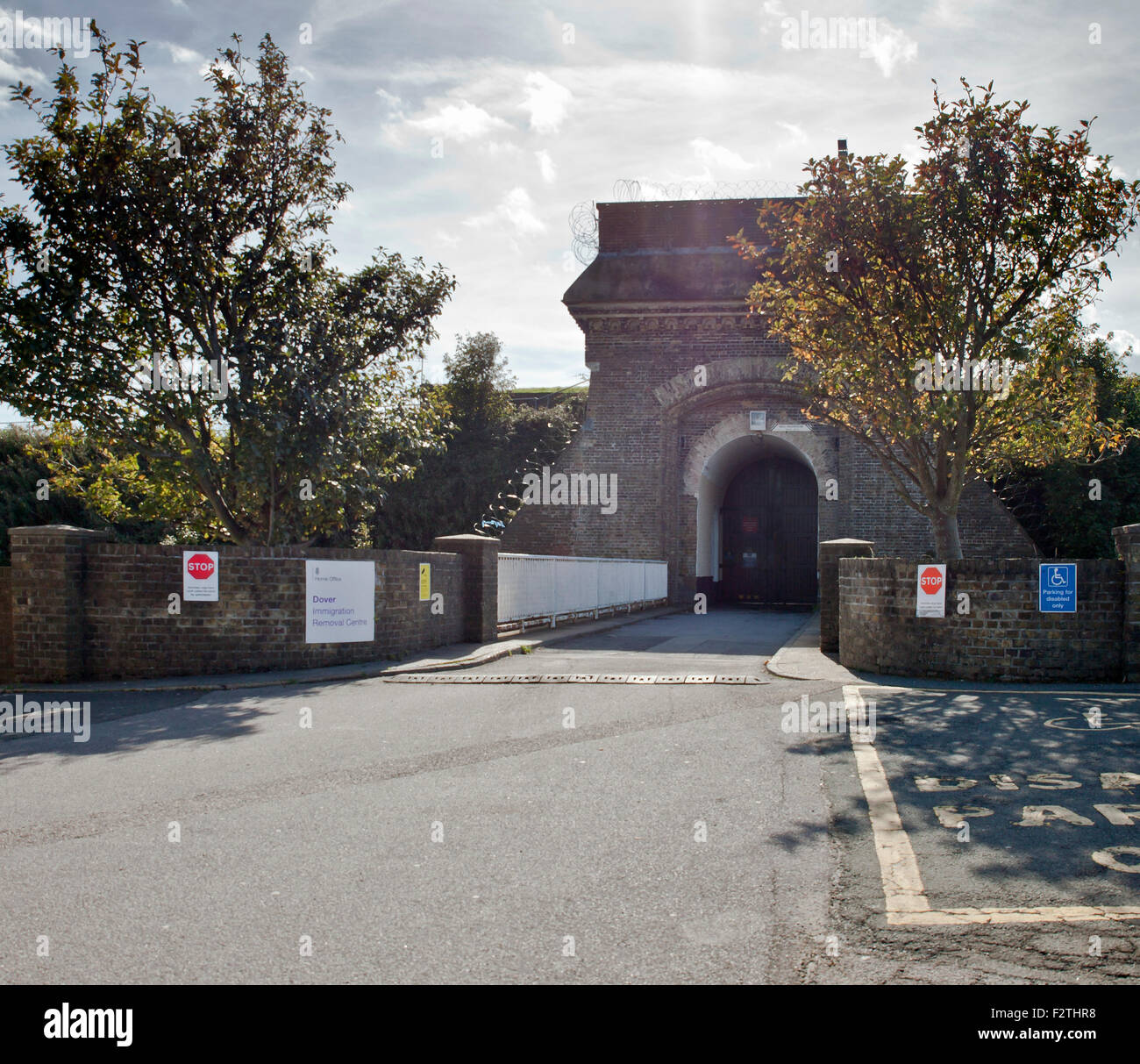 Dover, UK. 23. September 2015. Haupteingang der Dover Einwanderung Haftanstalt in Dover, befindet sich in die befestigte Zitadelle der westlichen Höhen. Das Zentrum wird von ihrer Majestät s Gefängnis-Service betrieben. 23. September 2015. © Tony Watson/Alamy Live Ne Stockfoto