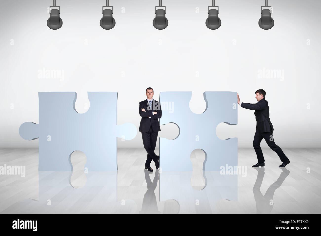 Team von Geschäftsleuten Puzzle beizutreten versuchen Stockfoto