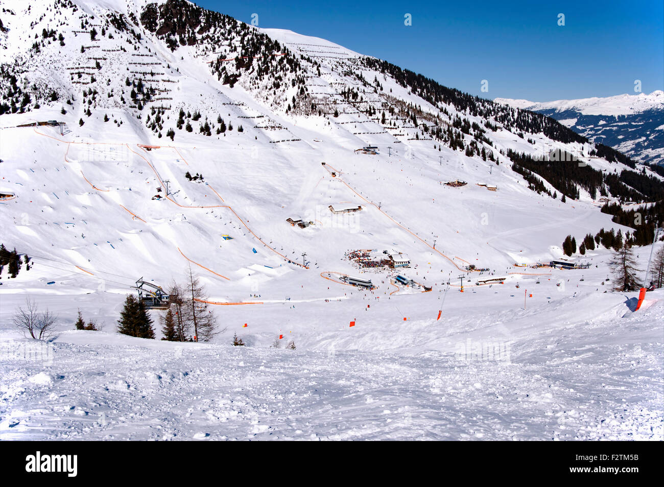 Mayrhofen Ski Resort Midle Bahnhofsbereich mit Skiliften, Pisten und Skifahrer. Zillertaler Alpen, Tirol, Österreich. Stockfoto