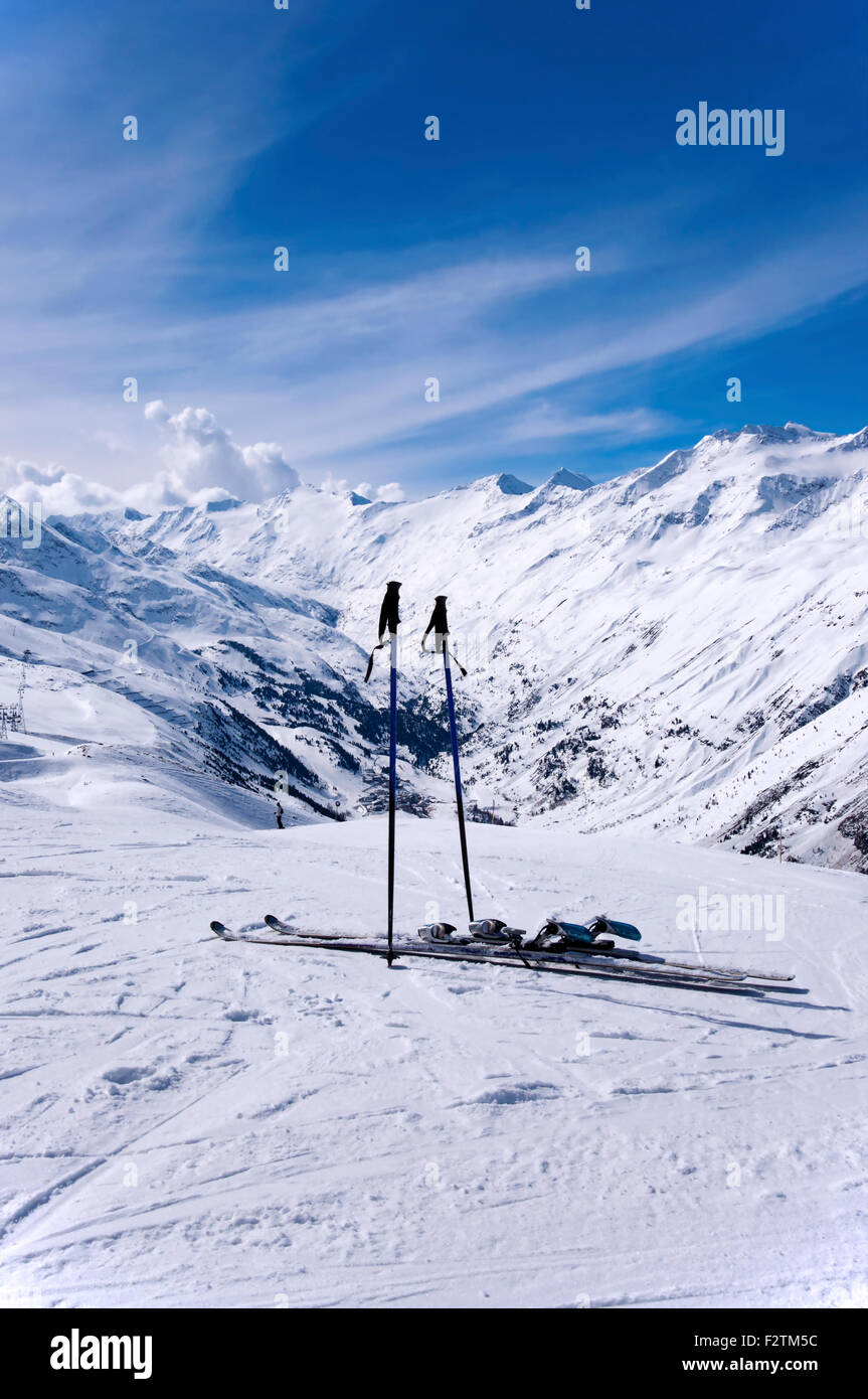 Skier und Skistöcke in Hochgurgl-Skigebiet im Ötztal Alpen, Tirol, Österreich Stockfoto