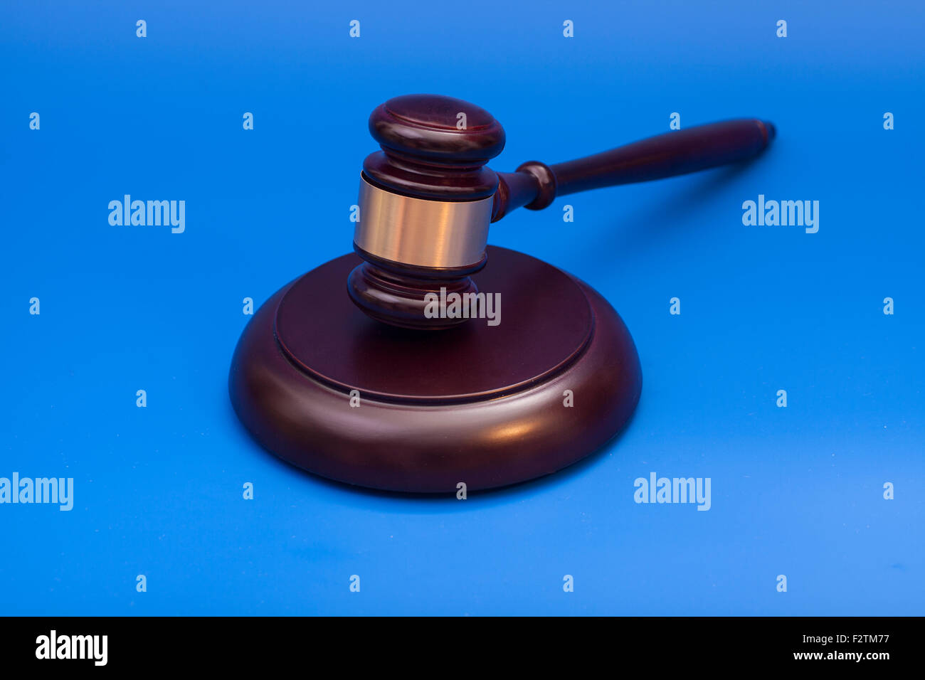 Holz Richterhammer und Resonanzboden auf blauem Hintergrund isoliert Stockfoto