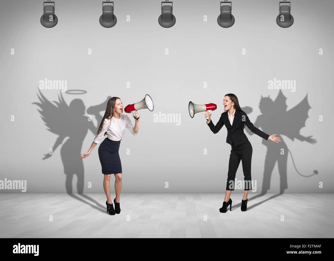 Geschäftsfrauen steht mit Schatten an der Wand Stockfoto