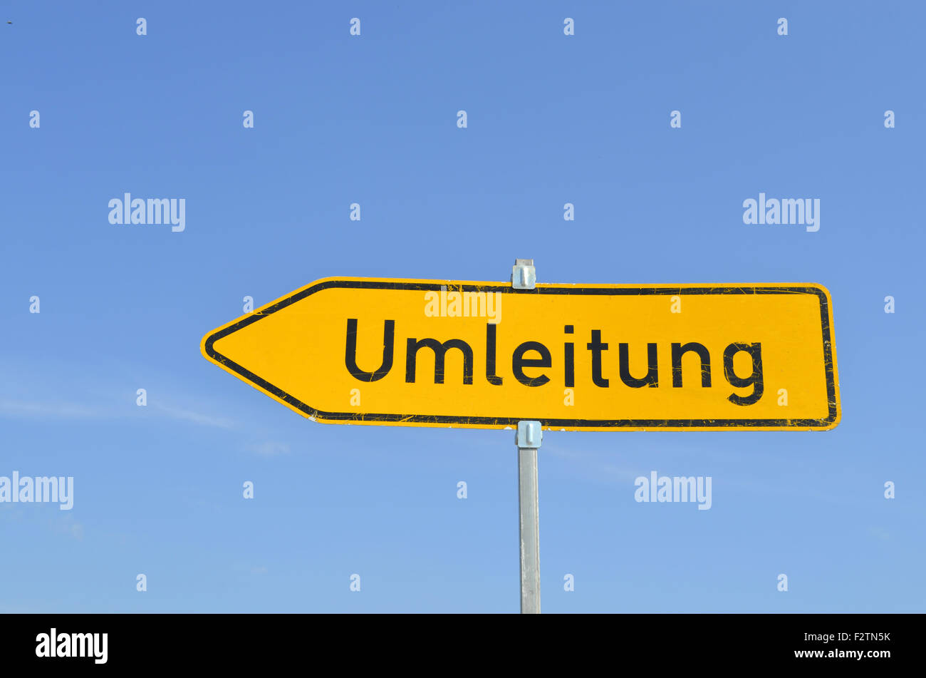 Umleitung, deutsche Abzweigung Wegweiser, vor blauem Himmel, Deutschland Stockfoto